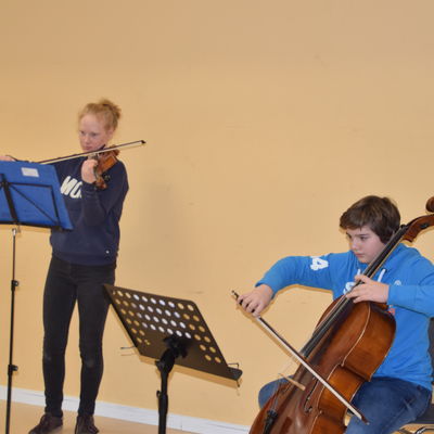 Bild vergr&ouml;&szlig;ern: Das Duo Violine-Viloncello Gunde Kaiser und Lukas Vornhusen.