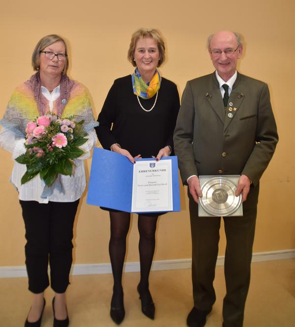 Der Ehrenteller der Gemeinde für Doris und Harald Fischbeck. 