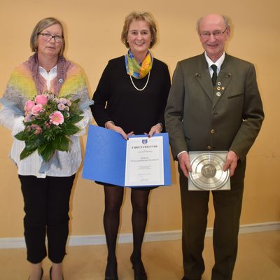 Bild vergr&ouml;&szlig;ern: Der Ehrenteller der Gemeinde für Doris und Harald Fischbeck.