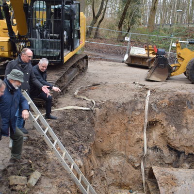 Bild vergr&ouml;&szlig;ern: Ein Bild vom Stand der Bauarbeiten am Schönkirchener Bahntunnel machen sich hier Bürgermeister Gerd Radisch und Bürgervorsteher Ernst-Peter Schütt sowie Planer Arne Levsen und Manfred Madroch vom Bauamt des Amtes Schrevenborn.