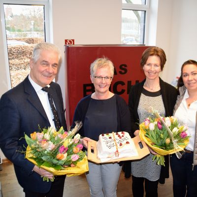 Bild vergr&ouml;&szlig;ern: Bürgermeister Gerd Radisch mit dem Schönkirchener Büchereiteam  (v.l.) Eva Irion, Gunda Nitschke und Tanja Biyikli.