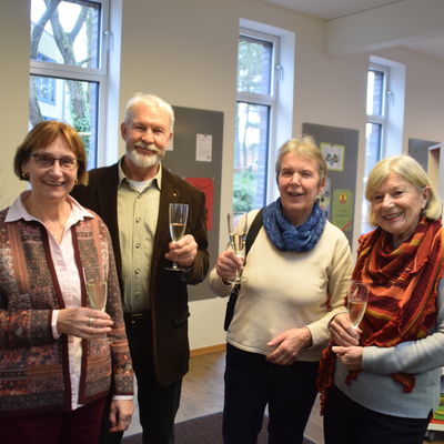 Bild vergr&ouml;&szlig;ern: Treue Büchereinutzerinnen: Bürgervorsteher Ernst-Peter  Schütt mit v.l. Christa Weber, Almut Abraham und Brigitte Lunau.