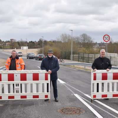 Bild vergr&ouml;&szlig;ern: Bürgermeister Gerd Radisch (Zweiter von rechts) und Bürgervorsteher Ernst-Peter Schütt (links daneben), hier zusammen mit Planer Arne Levsen und Mitarbeitern der Fa. Strabag, gaben jetzt unter der aktuellen Abstandswahrung die neue Verbindungsstraße frei.