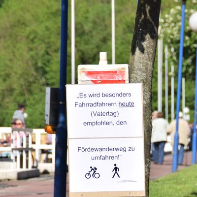 Bild vergr&ouml;&szlig;ern: Service des Ordnungsamtes Schrevenborn: Allen Radfahrern wurde ein Umfahren der Partymeile am Strand empfohlen.