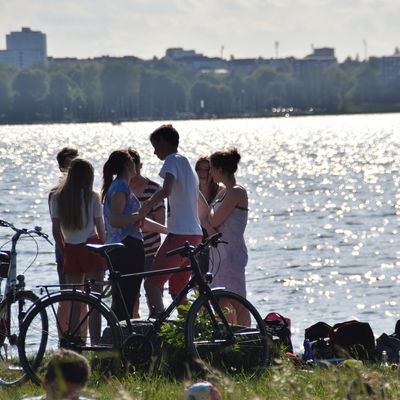 Bild vergr&ouml;&szlig;ern: Kontrastprogramm Kitzeberger Strand: Eher beschaulich ging es dort am Strand und auf der Wiese zu.