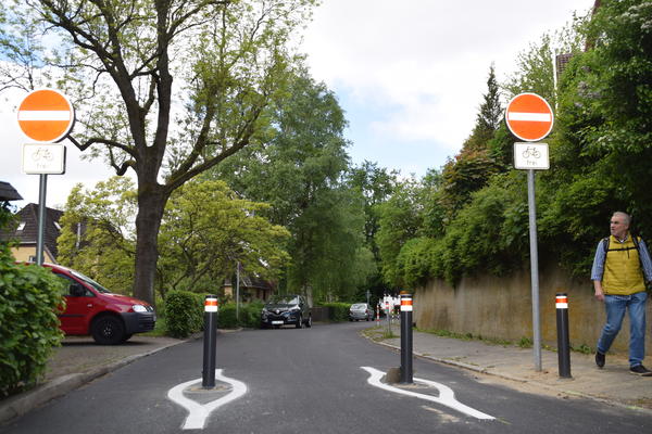  Drei Absperrpfosten (zwei sind klappbar)  im Kieler-Schönkirchener "Grenzgebiet" -  wo der Scharweg an der Schwentine in den Schönkirchener Kätnersredder übergeht. 