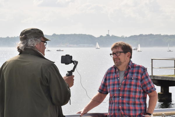 Bild vergr&ouml;&szlig;ern: Gerhard Schöler (Förderverein Seebadeanstalt Heikendorf) im Gespräch mit Jens Brombach vom NDR.