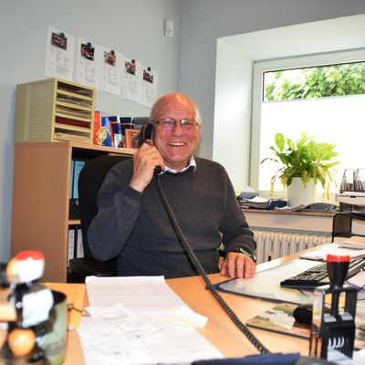 Bild vergr&ouml;&szlig;ern: Robert Sell an seinem Arbeitsplatz im Mönkeberger Gemeindebüro.