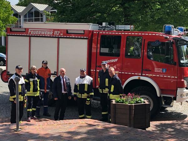 Im Löschfahrzeug der Mönkeberger Feuerwehr ging es für Robert Sell nach Heikendorf zu seiner Verabschiedung im Ratssaal.