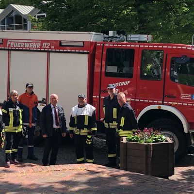 Bild vergr&ouml;&szlig;ern: Im Löschfahrzeug der Mönkeberger Feuerwehr ging es für Robert Sell nach Heikendorf zu seiner Verabschiedung im Ratssaal.