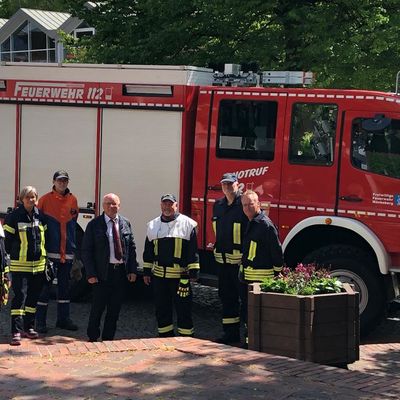 Im Lschfahrzeug der Mnkeberger Feuerwehr ging es fr Robert Sell nach Heikendorf zu seiner Verabschiedung im Ratssaal.