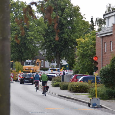 Bild vergr&ouml;&szlig;ern: Halbseitige Straßensperrung und Ampelschaltung in der Heikendorfer Ortsdurchfahrt bis voraussichtlich Ende August.