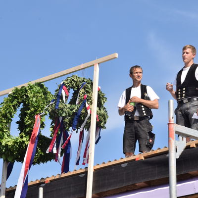 Bild vergr&ouml;&szlig;ern: Haakon Meisner (rechts) und Thorsten Hagge beim Richtspruch auf dem Dach des Kita-Neubaus.