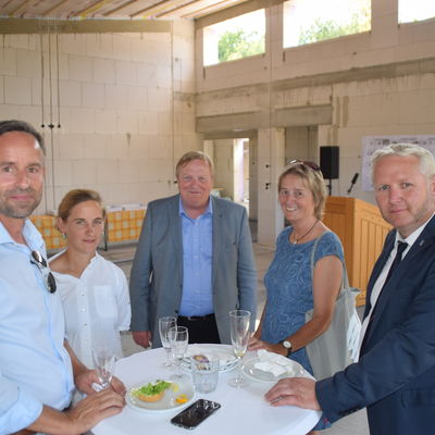 Bild vergr&ouml;&szlig;ern: Bürgermeister Tade Peetz  hier mit (von rechts) Hilla Mersmann, Werner Kalinka, Frau Hagedorn und Thies Otzen.