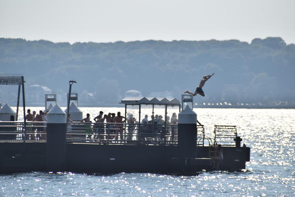 Verboten und bei an- und abfahrenden Fördeschiffen lebensgefährlich: Das Springen von der Seebrücke (hier in Mönkeberg)