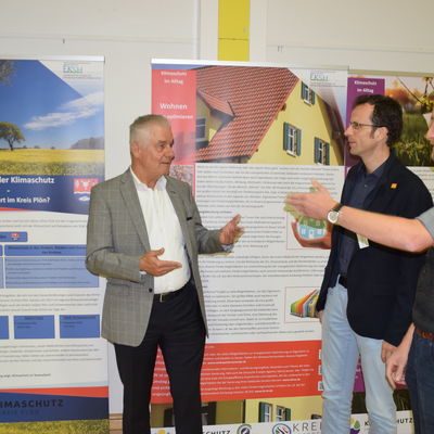 Bild vergr&ouml;&szlig;ern: Kurze Vorbesprechung:Bürgermeister Gerd Radisch, (von links) Sacha Beetz (Verbraucherzentrale SH) und Klimaschutzmanager Dr. David-Willem Poggemann.
