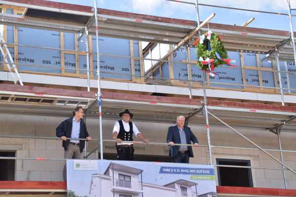 Bild vergr&ouml;&szlig;ern: Investor und Bauherr Thomas Gogolok (von links) von der Immobilienentwicklung Nord, Zimmermeister Frank Thiel und Bürgermeister Tade Peetz beim Richtfest.