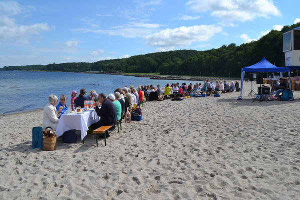 Bild vergr&ouml;&szlig;ern: Ostsee-Strandfrühstück am Strand von Heikendorf