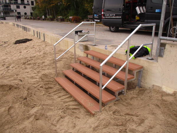Bild vergr&ouml;&szlig;ern: o	Zwei neue Treppenanlagen, die  fast komplett aus dem Regionalbudget der AktivRegion gefördert werden, sind schon jetzt am Mönkeberger Strand montiert.