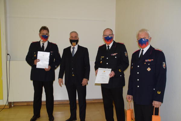 Bild vergr&ouml;&szlig;ern: Für sechs Jahre wiedergewählt: Torsten Naase (stellvertretender Ortswehrführer), Bürgermeister Gerd Radisch, Bernd Sievers (Ortswehrführer FF Flüggendorf) und Bürgervorsteher Ernst-Peter Schütt.