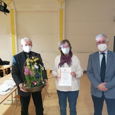Bild vergr&ouml;&szlig;ern: Die langjährige SPD-Gemeindevertreterin Ute Pech wurde von Bürgervorsteher Ernst-Peter Schütt (links) und Bürgermeister Gerd Radisch verabschiedet.