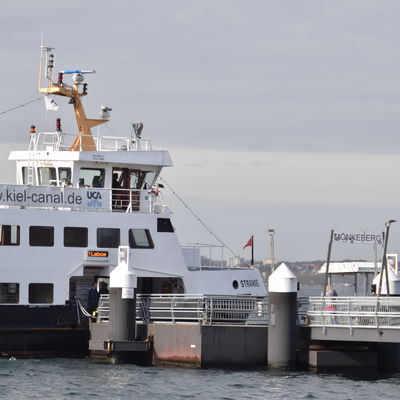 Die Schlepp- und Fhrgesellschaft Kiel fhrt Mnkeberg mit ihren Frdeschiffen wieder an.