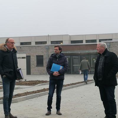 Bild vergr&ouml;&szlig;ern: Arne Levsen (Bauleitung), Lars Hiller (Fa. Fuldt) und Bürgermeister Tade Peetz bei einem Rundgang.
