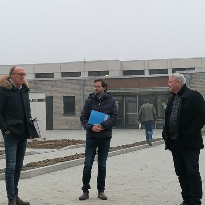 Arne Levsen (Bauleitung), Lars Hiller (Fa. Fuldt) und Brgermeister Tade Peetz bei einem Rundgang. 