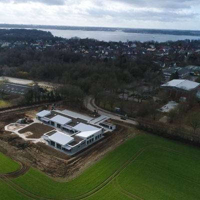 Bild vergr&ouml;&szlig;ern: Blick von oben auf den Kita-Neubau 1
