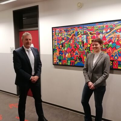 Bild vergr&ouml;&szlig;ern: Amtsvorsteher Hans-Herbert Pohl und die neue Amtsdirektorin Juliane Bohrer beim Fototermin kurz nach der Wahl im Amtsausschuss.