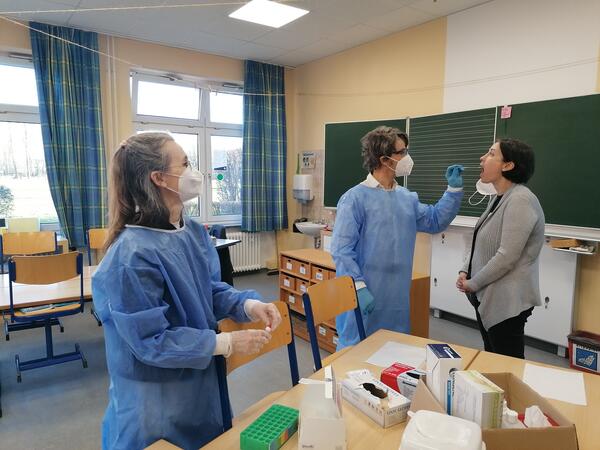 Bild vergr&ouml;&szlig;ern: Die Eheleute Dr. Daniel und Inga Körbächer boten vor der Sitzung der Gemeindevertretung freiwillige Schnelltests an - hier Mönkebergs Gemeindebüroleiterin Diana Marcussen.