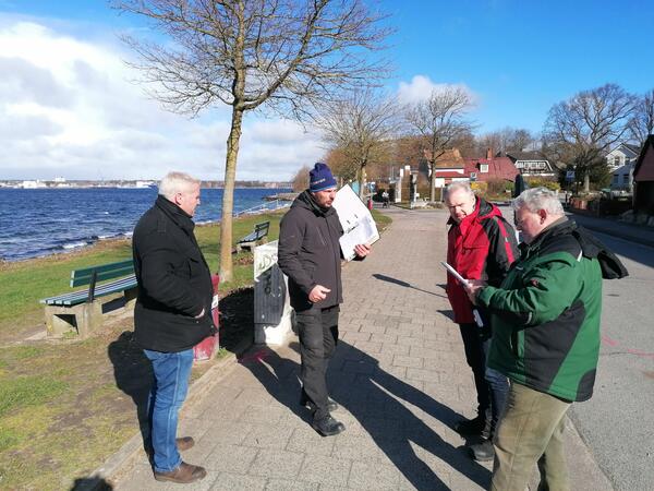 Bild vergr&ouml;&szlig;ern: Baubesprechung am Schröderstrand: Bürgermeister Tade Peetz (von links), Planer Dirk Barteldt (Büro BHF), Projektleiter Harald Rutz von der Amtsverwaltung und Bauleiter Konstantin Schulz-Wulkow (Fa. Stohn & Henningsen)