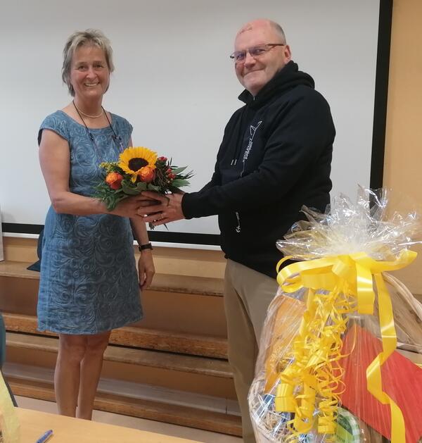 Bürgermeisterin Hilla Mersmann verabschiedete Amtsdirektor Ulrich Hehenkamp nach dessen letzter Sitzung in Mönkeberg. 