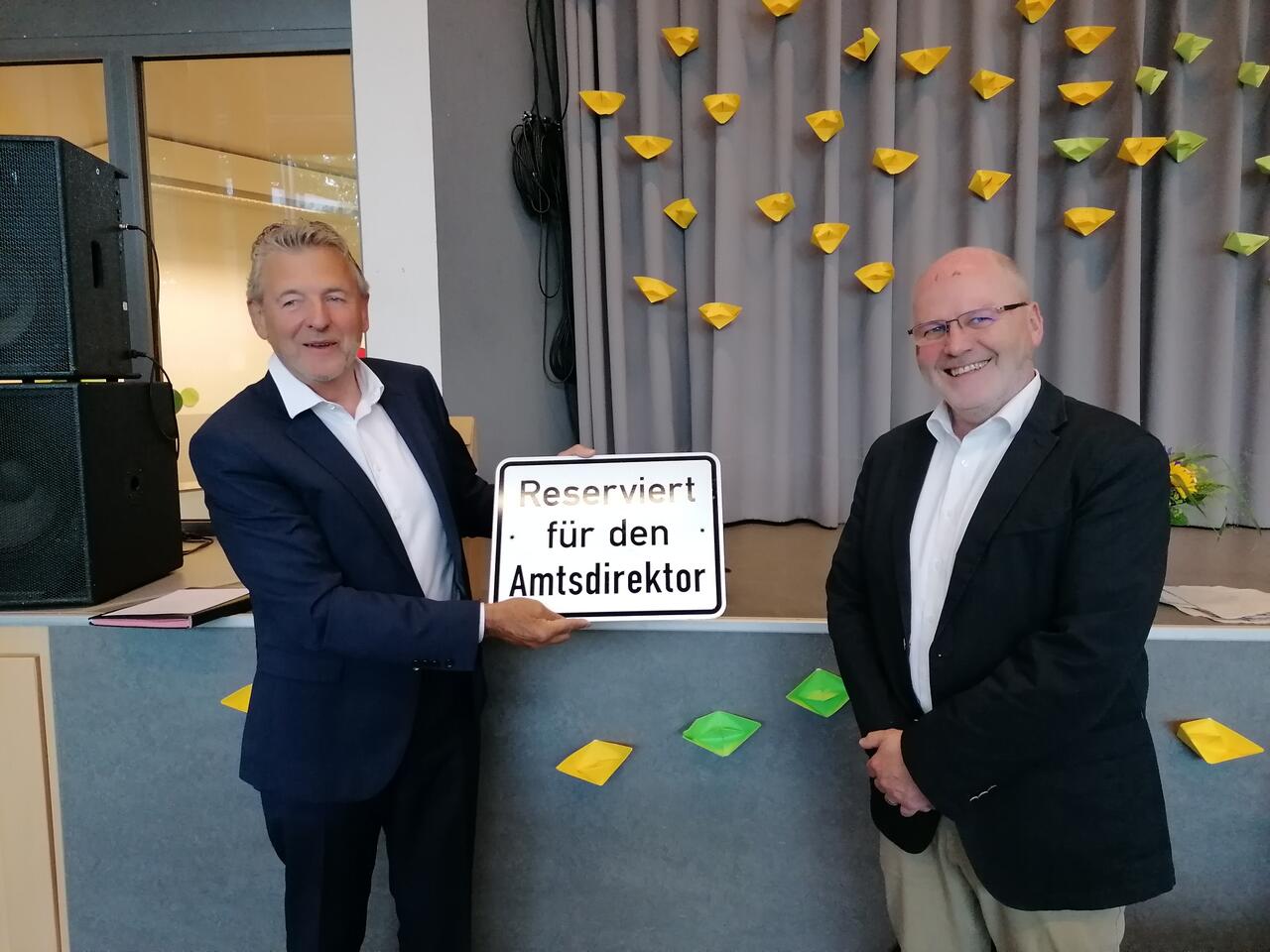 Bild vergr&ouml;&szlig;ern: Amtsvorsteher Hans-Herbert Pohl überreichte Amtsdirektor Ulrich Hehenkamp zur Verabschiedung das »Reserviert«-Parkschild aus der Heikendorfer Rathaus-Tiefgarage.