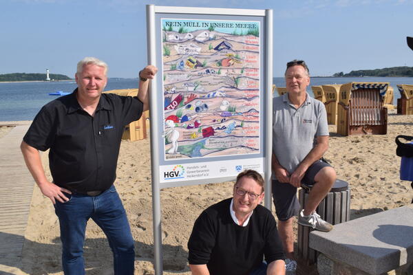 Bild vergr&ouml;&szlig;ern: Bürgermeister Tade Peetz, HGV-Vorsitzender Bernd Steffen und Karl-Heinz Kahl (Reklamewerkstatt Laboe) vor der neuen Infotafel zum Thema Müll am Heikendorfer Strand.