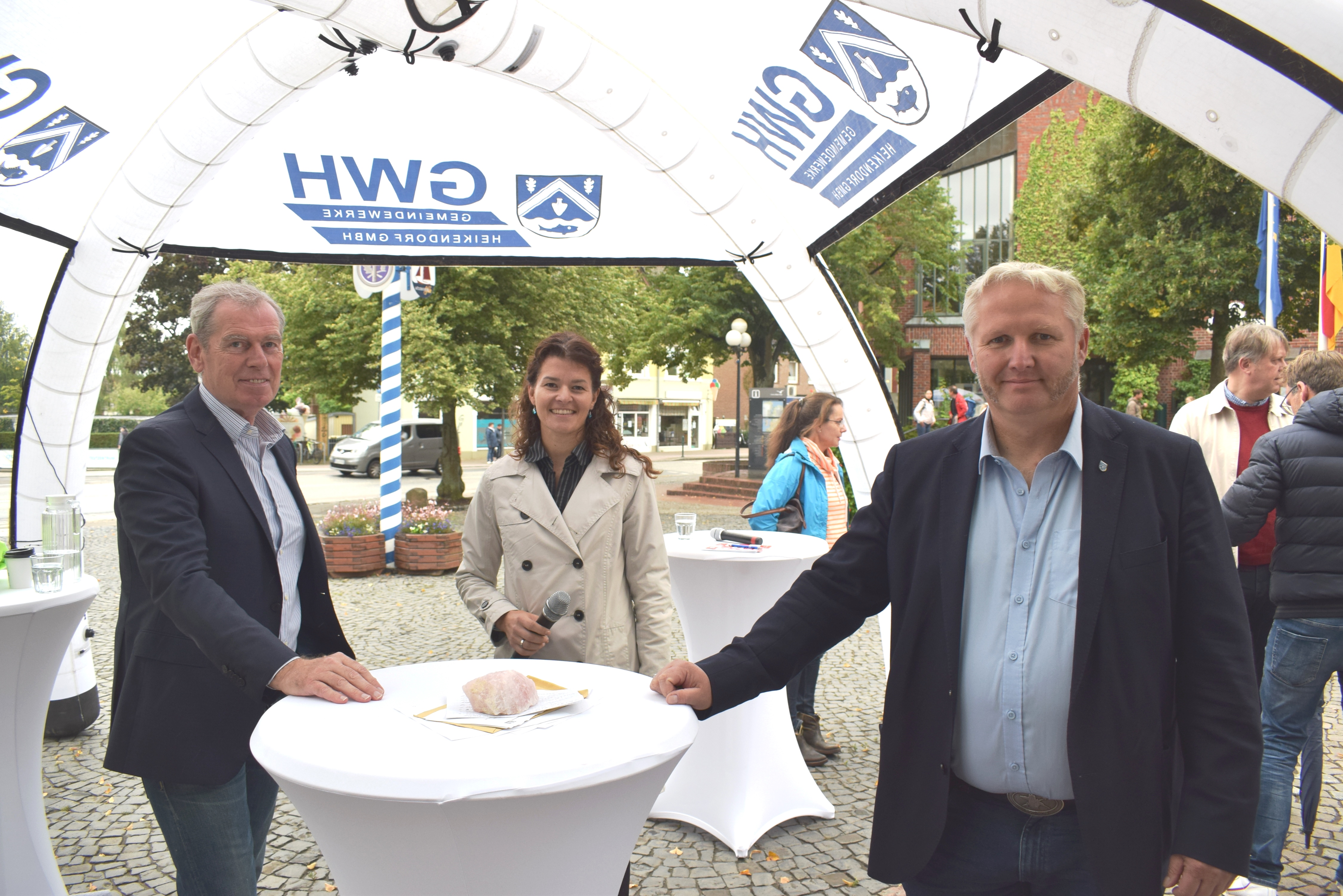 Bild vergr&ouml;&szlig;ern: Die Bürgerrmeister-Kandidaten Paul Droßard (links) und Tade Peetz hier zusammen mit Amtsdirektorin und Moderatorin Juliane Bohrer.