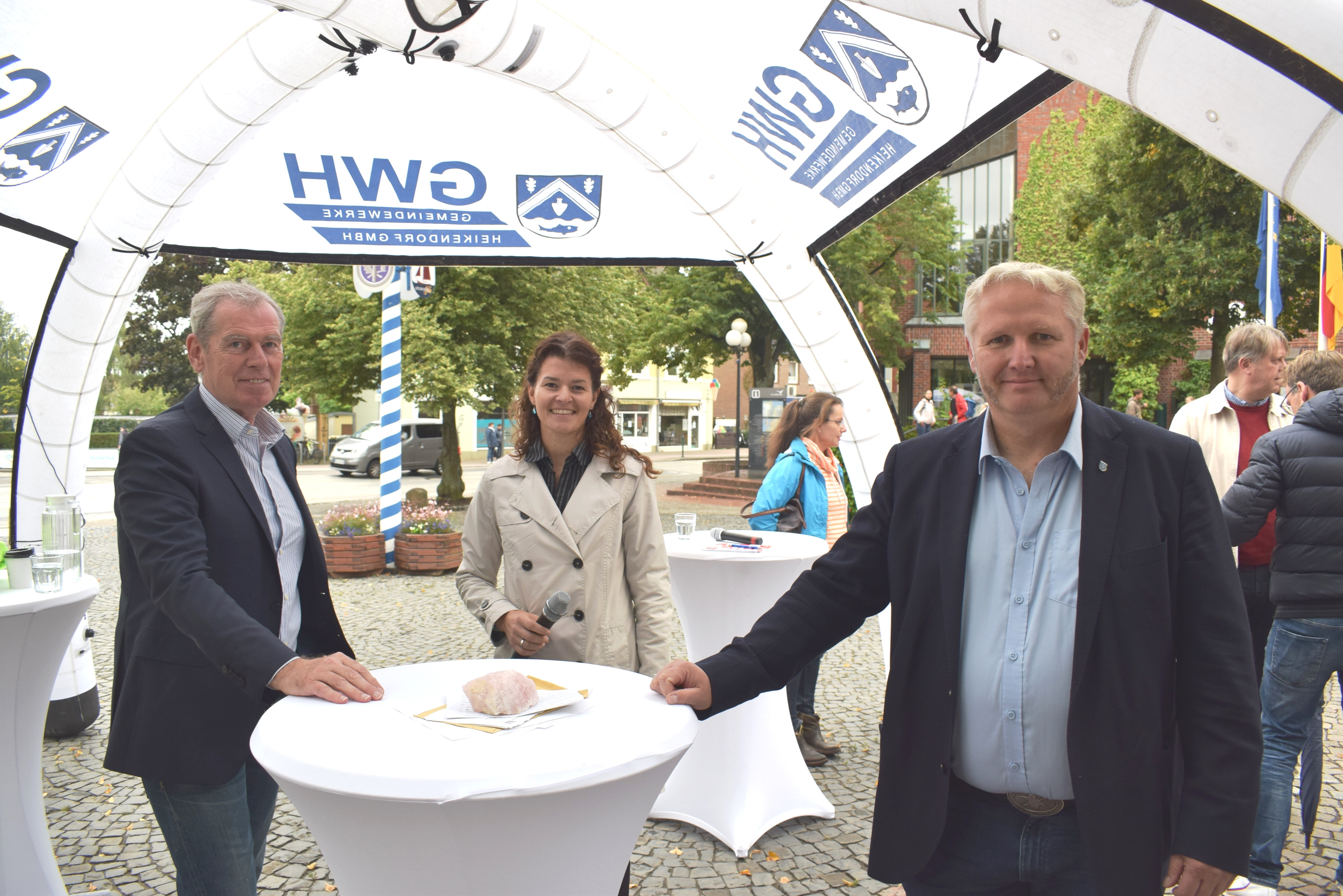 Die Bürgerrmeister-Kandidaten Paul Droßard (links) und Tade Peetz hier zusammen mit Amtsdirektorin und Moderatorin Juliane Bohrer.