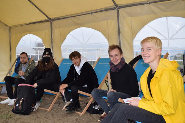 Bild vergr&ouml;&szlig;ern: Die fünf Poetry-Slammer kurz vor ihren Auftritten am Samstag am Kitzeberger Strand.
