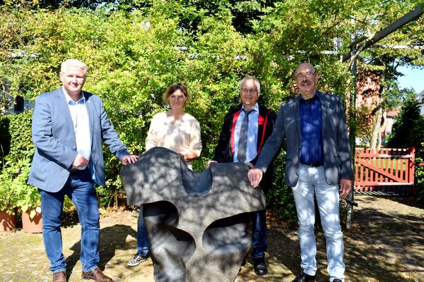 Bild vergr&ouml;&szlig;ern: Museumsleiterin Sabine Behrens und Horst Tuchtenhagen von der Fielmann  AG, flankiert von Bürgermeister Tade Peetz (links) und Geschäftsführer Alexander Orth von der Heinrich-Blunck-Stiftung.