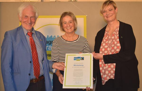 Bild vergr&ouml;&szlig;ern: Fairtrade-Ehrenbotschafter Manfred Holz , Bürgermeisterin Hilla Mersmann und Claudia Zempel von der Steuerungsgruppe Fairtrade.