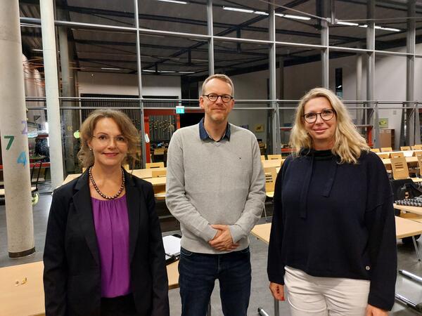 Bild vergr&ouml;&szlig;ern: Heikendorfs neu gewählte Bürgervorsteherin Ina Schultheiß (links) und ihr/e Stellvertrer/in Olaf Bartels und Bianca Thode.in