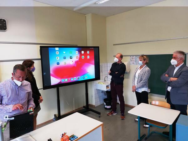 Bild vergr&ouml;&szlig;ern: Schulleiter Sven Rathmann (von links), Amtsdirektorin Juliane Bohrer, IT-Leiter Ole Hauptmann, Schulleiterin Solveig Märzhäuser und Bürgermeister Gerd Radisch in einem interaktiven Klassenzimmer der Förderzentrums Schönkirchen-Schönberg.
