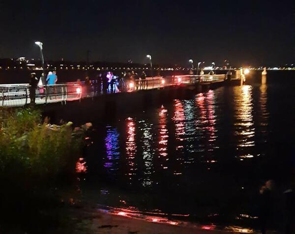 Bild vergr&ouml;&szlig;ern: Seebrücke Mönkeberg beleuchtet