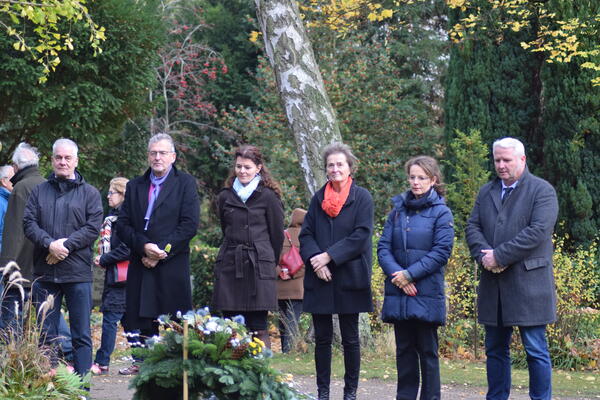 Bild vergr&ouml;&szlig;ern: An der Gedenkfeier nahmen auch Mönkebergs Bürgermeisterin Hilla Mersmann (Dritte von rechts) und Schönkirchens Bürgermeister Gerd Radisch (links im Bild) teil.