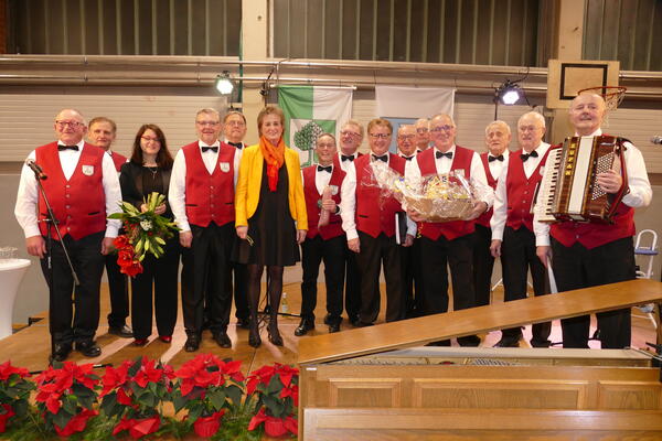 Bürgermeisterin Hilla Mersmann und die Schoppenheimer Tenöre und Bässe mit Pianistin Cornelia Blanche nach dem Chorkonzert.