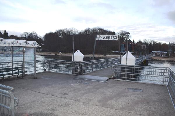 Bild vergr&ouml;&szlig;ern: Unterwasserschäden: Der Mönkeberger Fähranleger muss erneut instandgesetzt werden.