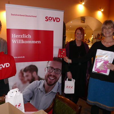 Bild vergr&ouml;&szlig;ern: Sozialverband Schönkirchen mit (v.l.) Torsten Baas, Doris Voigt und Vorsitzender Almut Berneike.