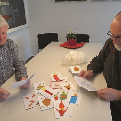 Bild vergr&ouml;&szlig;ern: Weihnachtskartenaktion in Mönkeberg: Rolf Pelzer (links) und Thomas Hertwig vom Seniorenbeirat.