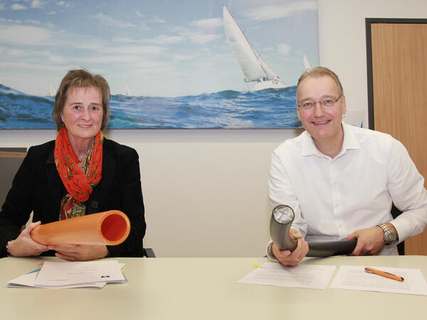 Bürgermeisterin Hilla Mersmann und Dr. Jörg Teupen, Vorstand Technik und Personal der Stadtwerke Kiel AG, bei der Unterzeichnung der Konzessionsverträge für Strom und Gas. 