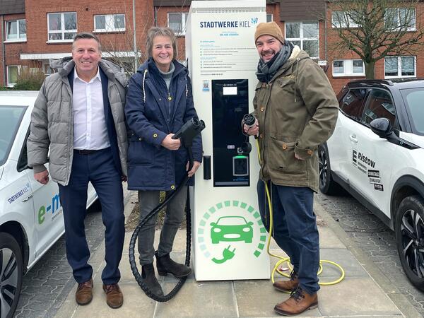 Bild vergr&ouml;&szlig;ern: E-Schnell-Ladesäule in Mönkeberg: Jan Zander (Stadtwerke Kiel), Bürgermeisterin Hilla Mersmann, Alexander Ristow.